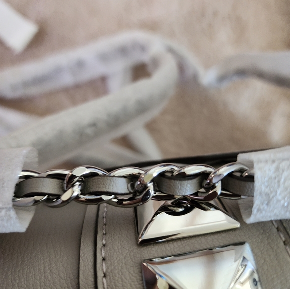 Michael Kors Rose Cross-body Leather Purse. - Picture 4 of 8